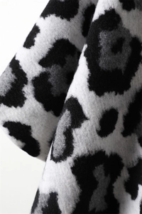 Vue macro détaillée de la texture douce en cachemire léopard avec des franges