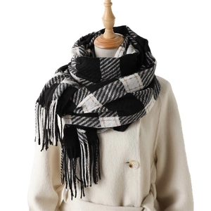 Écharpe à carreaux style cachemire avec franges sur manteau blanc pour l'hiver