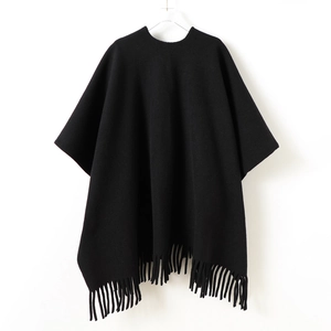 Châle poncho noir minimaliste avec longues franges pour une chaleur hivernale