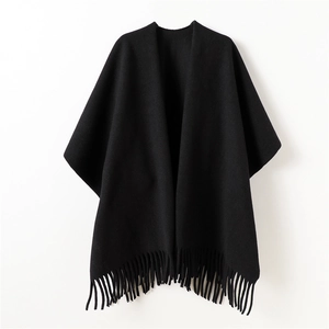Châle en tricot noir minimaliste avec franges élégantes pour la chaleur hivernale