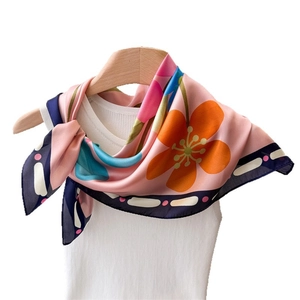 Carré de soie rose à imprimé floral coloré suspendu pour un look élégant