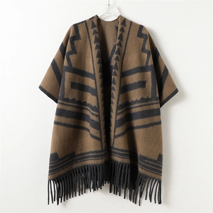 Scialle in maglia marrone e nero con motivo geometrico, frange e jacquard etnico