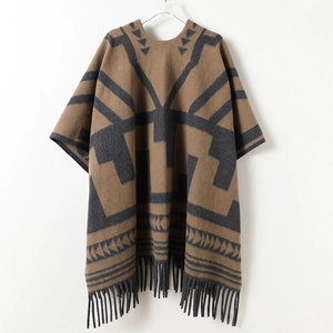 Mantella in maglia marrone con motivo geometrico a fiocco di neve e frange nappe