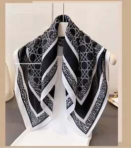 Détail d'un foulard léger noir et blanc à imprimé léopard et motifs géométriques