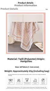 Détail du motif à chevrons sur un foulard carré en polyester beige de 68x68 cm, fini texturé