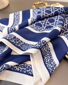 Détails de motifs géométriques et imprimé léopard sur foulard en coton bleu marine