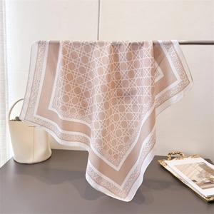 Carré de soie élégant à motif géométrique et léopard en rose et blanc ivoire