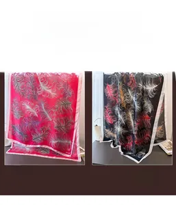 Detailansicht von Chiffon-Schals mit Federdruck aus seidigem Stoff in Rosa und Schwarz