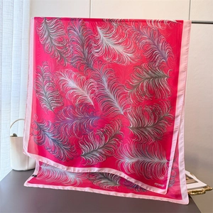 Seidig glänzender Schal in Magenta mit eleganten Federprints und hochwertiger Oberfläche