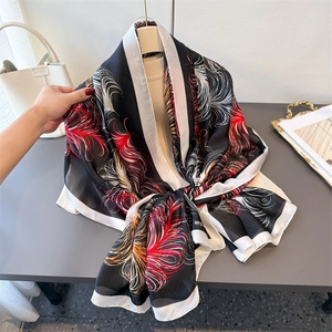Eleganter Seidenschal mit Federmuster in Schwarz, Rot und Weiß für einen stilvollen Look