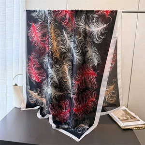 Eleganter schwarzer Seidenschal mit rot-weißen Federmustern für Sonnenschutz und Styling