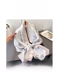 Détail de la texture d'un foulard en soie avec motifs de magnolia sur tissu crème