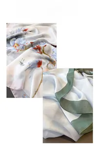 Détail de l'imprimé floral de magnolia à l'encre sur une écharpe en satin de soie lisse