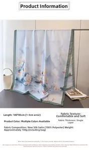 Détail d'une écharpe fleurie bleu clair en satin de soie doux mesurant 180x85cm