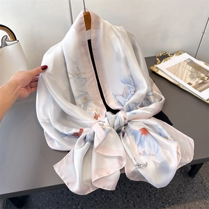Écharpe élégante en soie avec lotus bleu et dégradé rose sur fond blanc perle satiné