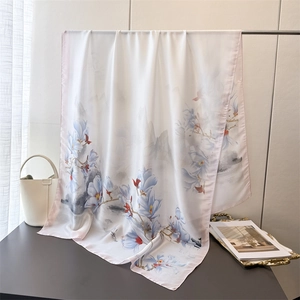 Écharpe élégante en soie avec imprimé floral de magnolia bleu et paysage à l'encre