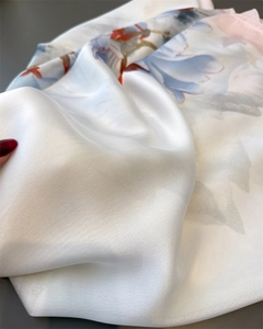 Détail macro du tissu en soie artificielle lisse avec motifs de fleurs à l'encre