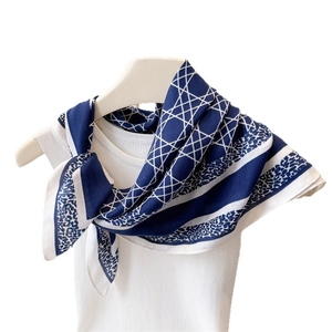 Foulard en soie élégant avec treillis géométrique et motif floral en bleu et blanc