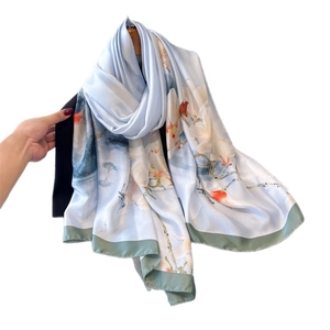 Écharpe en satin de soie à imprimé magnolia avec motif floral bleu clair élégant