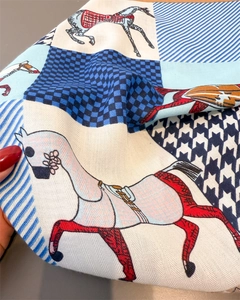 Dettaglio foulard in twill con stampa equestre e motivi pied de poule geometrici