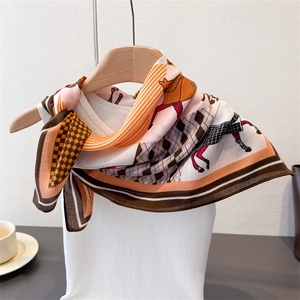 Elegante foulard in seta con stampa equestre e motivo a scacchi su maglia bianca