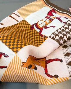 Dettaglio ravvicinato di un foulard in seta con motivi di cavalli, pied-de-poule e quadri