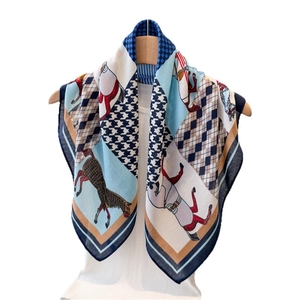 Elegante sciarpa quadrata con stampa di cavalli e motivi pied-de-poule su stampella