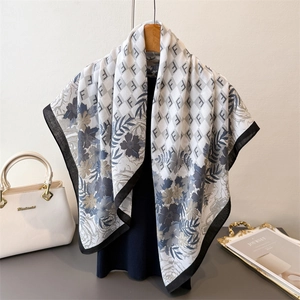 Foulard quadrato in seta con stampa floreale e lettera F elegantemente drappeggiato