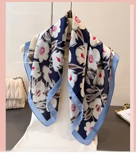Eleganter Seidenschal mit dunkelblauem Blumenmuster, drapiert auf einer Schneiderpuppe