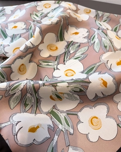 Detail eines Seidenimitat-Schals mit Blumenprint in Altrosa und elegantem Glanz