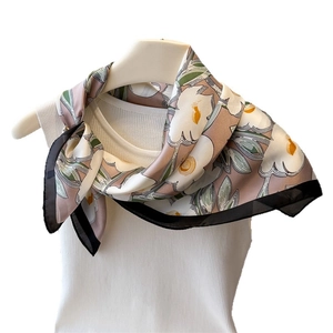 Florales Seidentuch in Creme und Braun mit elegantem Blumenmuster und Seidenglanz-Effekt