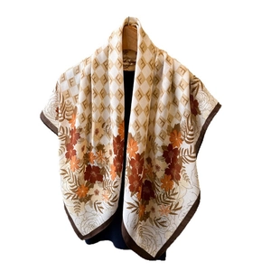 Foulard quadrato in seta con motivi floreali e lettere nei toni del beige e marrone