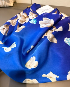Détail d'un foulard en satin aspect soie avec des motifs floraux de tulipes bleues
