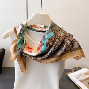 Elegante sciarpa in seta con stampa di peonie e fiori blu su fondo marrone caffè