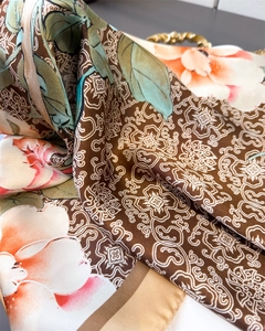 Vista dettagliata del foulard in seta con stampa a peonia e cuciture sui bordi