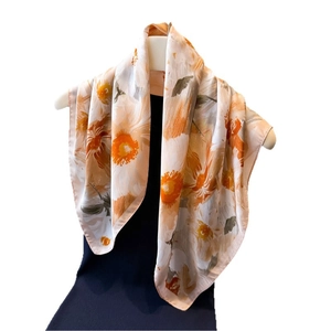 Carré de soie élégant avec imprimé marguerites orange chaud pour le cou ou les cheveux