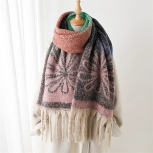 Retro floral cashmere-feel shawl with gradient colors and long fringe for autumn and winter