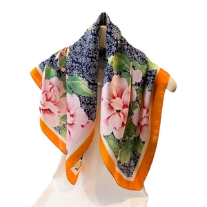 Elegante foulard quadrato in seta sintetica con stampe floreali e bordo arancione