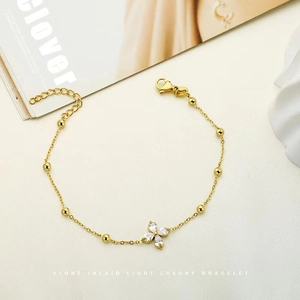 Elegant gold clover bracelet with marquise zircon stones and a minimalist chain