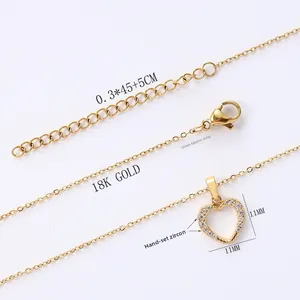 Dettaglio collana cuore in oro 18K con zirconi e catena regolabile da 45+5cm inclusa