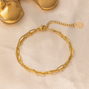 Vue détaillée du bracelet doré double couche avec maillons trombones et fermoir mousqueton