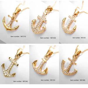 Six pendentifs ancres dorés ornés de zircons présentés dans une vue en grille