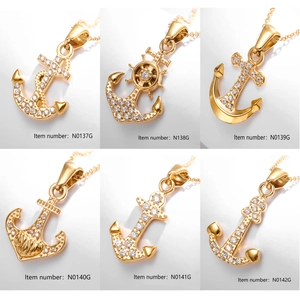 Détails de six pendentifs ancre plaqués or sertis de zircons blancs et éléments nautiques variés