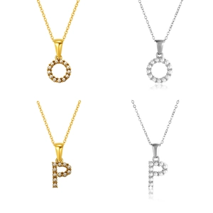Detalle de colgantes con letras P y O con perlas incrustadas en acabados oro y plata