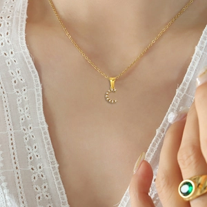 Elegante collar dorado con colgante de letra C con perlas y anillo de gema verde