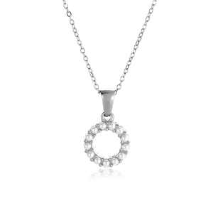 Collar de plata con un colgante circular decorado con doce pequeñas perlas blancas sobre blanco
