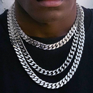 Détail de trois colliers à maillons cubains argentés polis pour hommes en style hip-hop