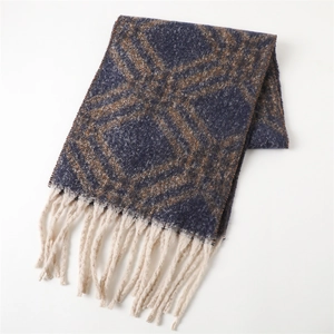 Détail de l'écharpe bleu marine à motif géométrique marron et finitions à franges
