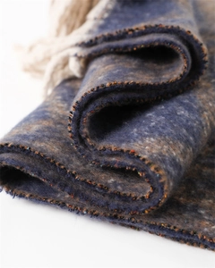 Vue détaillée du pashmina texturé bleu et marron avec franges souples et tissage épais