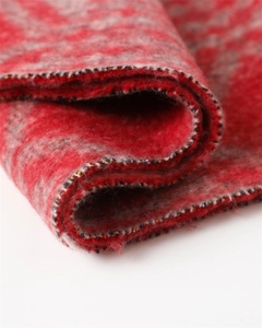 Gros plan détaillé de l'écharpe en tricot doux effet cachemire avec bordure décorative